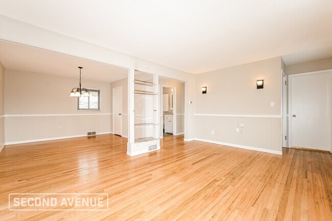 Building Photo - 2015 Plainview Ave