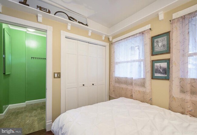 Building Photo - 721 12th St SE