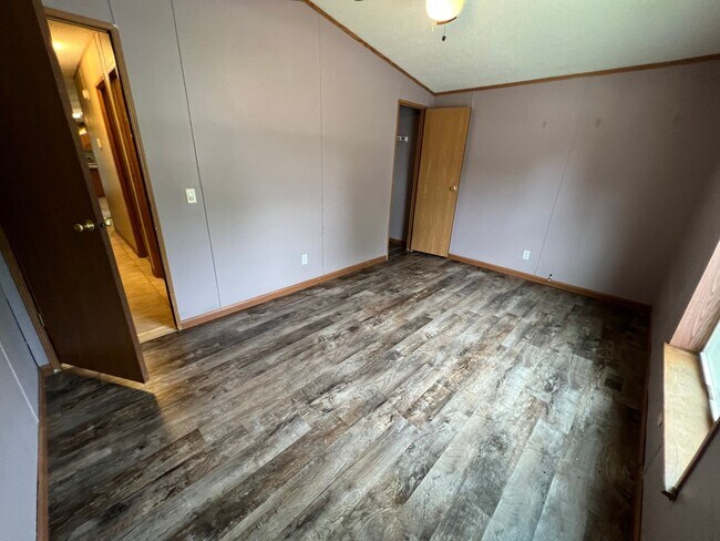 Building Photo - 3 Bedroom 2 Bath Updated Mobile Home with ...