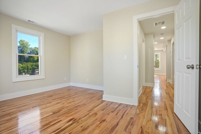 Building Photo - 10 Perry Hill Rd