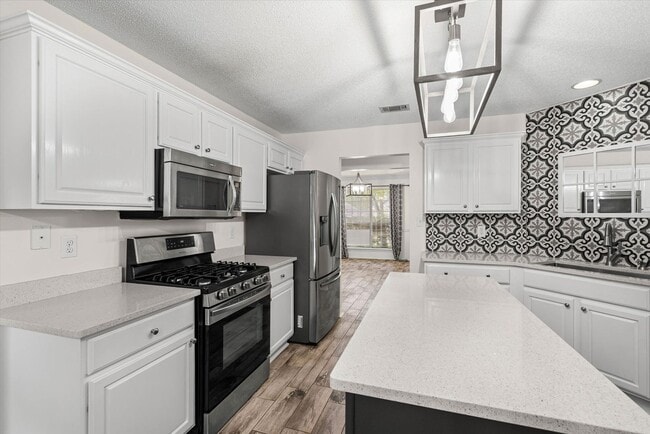 Building Photo - Four Bedroom in West Mobile