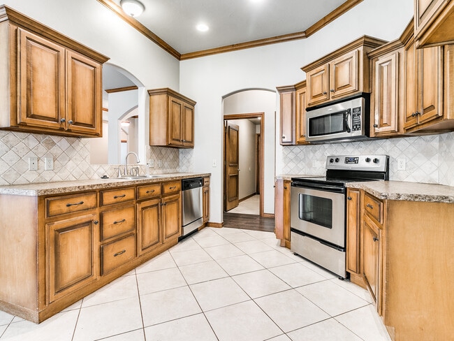 Building Photo - 15609 Traditions Dr