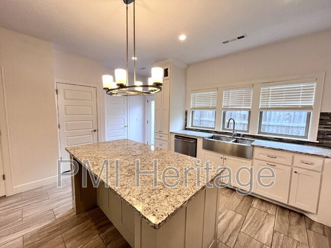 Building Photo - 418 NW Retreat Ln