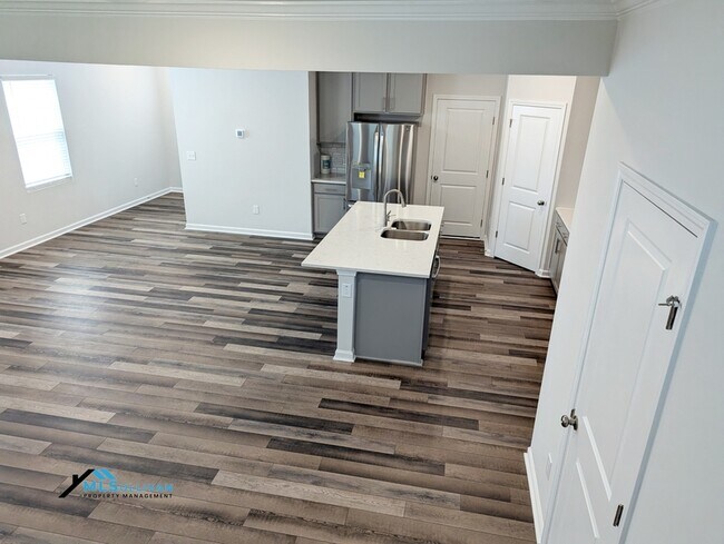 Building Photo - 5866 Woodlawn Dr