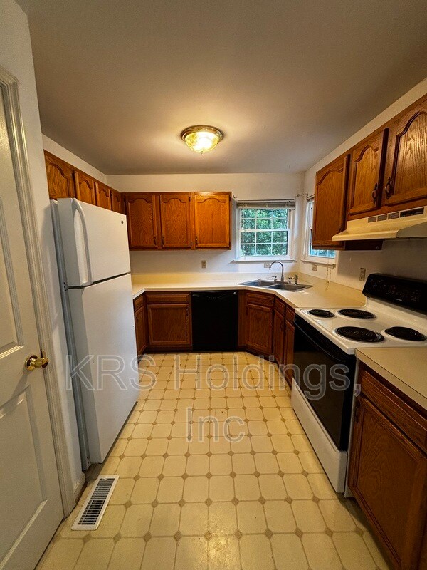 Building Photo - 3320 Pinecrest Cir