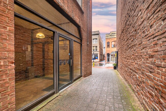 Building Photo - 94 Washington St