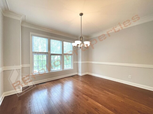 Building Photo - Great layout!Fresh Paint & New Carpet! Spa...