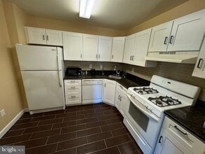 Building Photo - 503 Steeplechase Ct