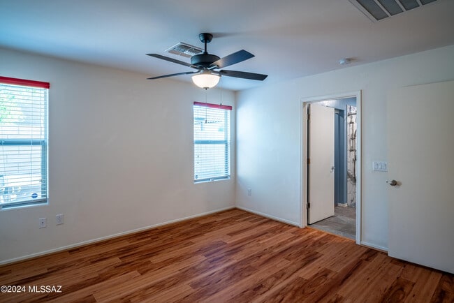 Building Photo - 2011 W Mountain Pointe Dr
