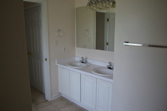 Building Photo - Beautiful 4 Bedroom Home in Hope Mills