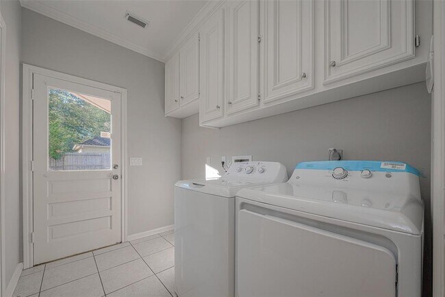 Building Photo - 15714 Sylvan Lake Dr