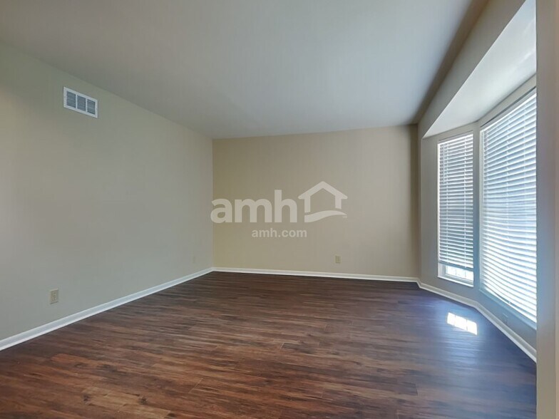 Building Photo - 8250 Pine Knoll Ct