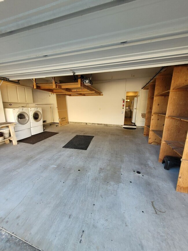 Building Photo - Spacious Carmel Valley Townhome