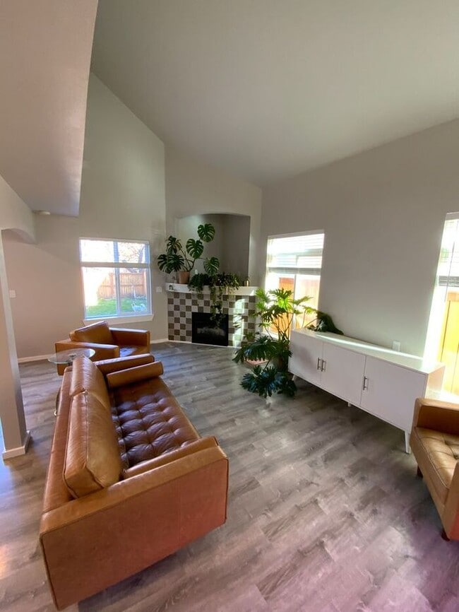 Building Photo - Spanaway Home 3bdr & 2.5 bath 2 car garage & UPDATED FLOOR PLAN