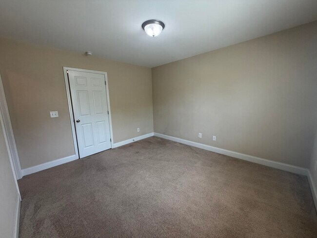 Building Photo - 2850 Foxcroft Cir