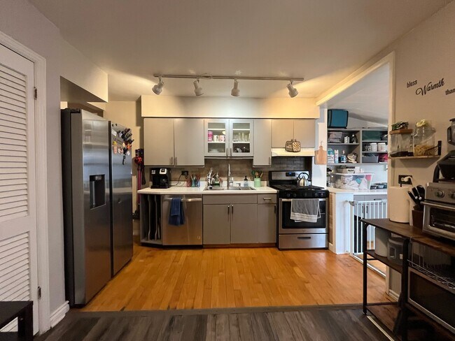Building Photo - 2950 Des Plaines Ave