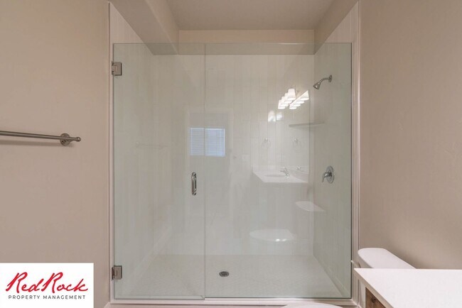 Building Photo - 4 Bedroom Townhome in Hurricane Heights Co...