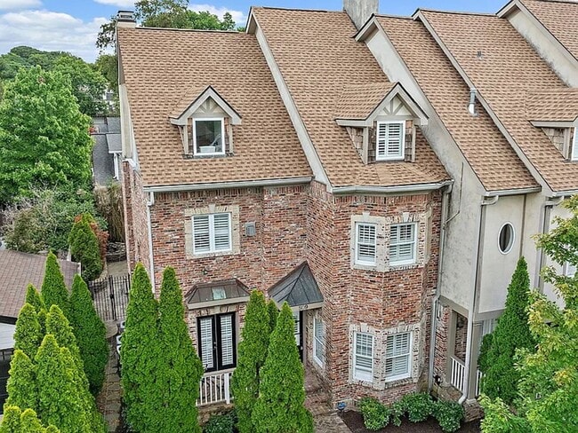 Building Photo - Perfect Brownstone in Sylvan Park near West End