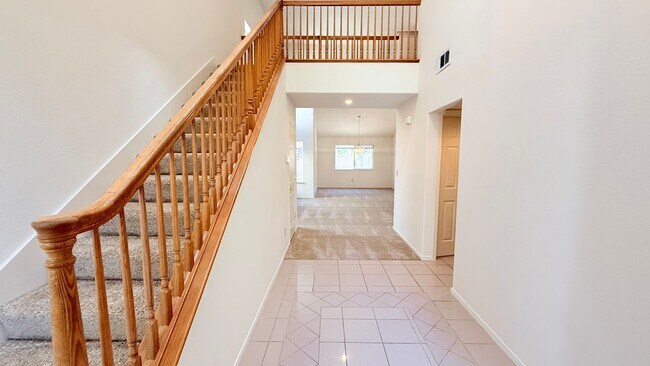 Building Photo - 1126 Vista Pointe Cir