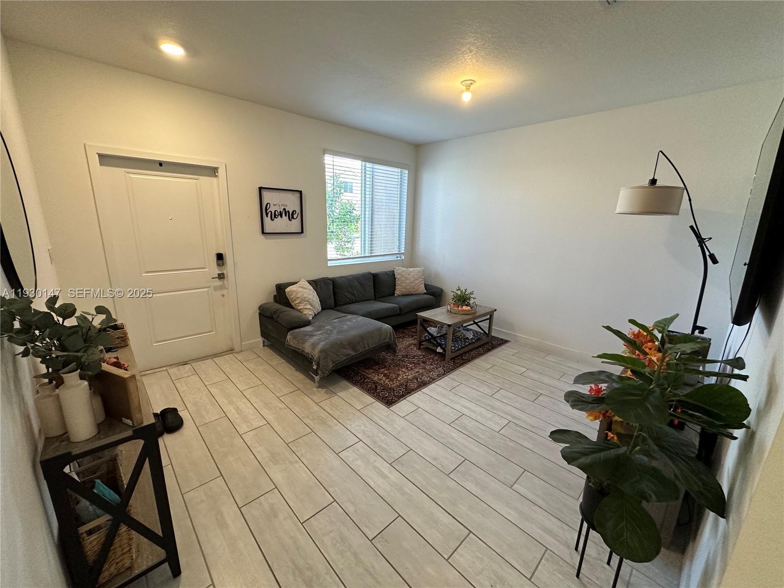 Building Photo - 1030 SE 23rd Ter