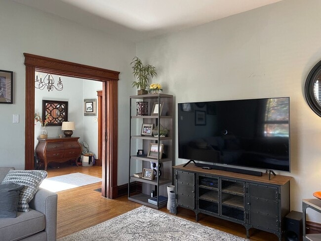 Building Photo - HYDE PARK SINGLE FAMILY HOME WITH OFF-STREET PARKING AND PATIO