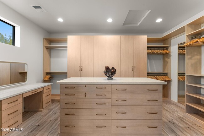 Building Photo - 2500 Lupine Ln