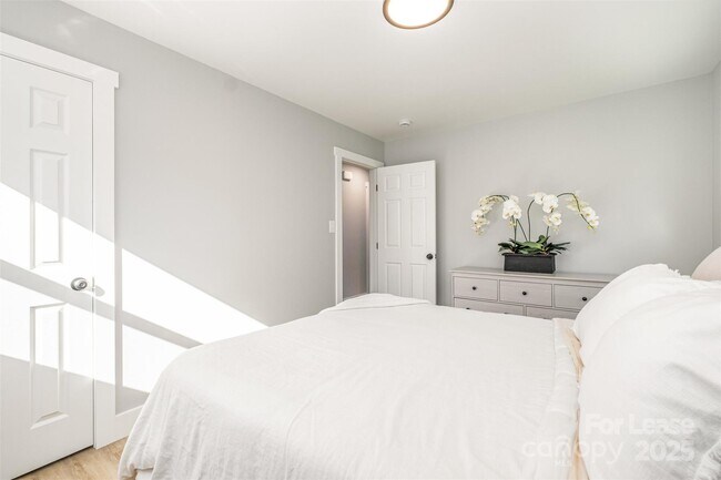 Building Photo - 3208 Clearview Dr