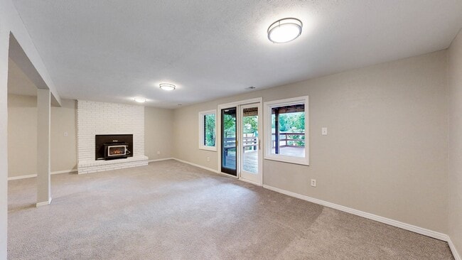 Building Photo - Amazing 4 Bed/3 Bath SFH Backing to Walnut...