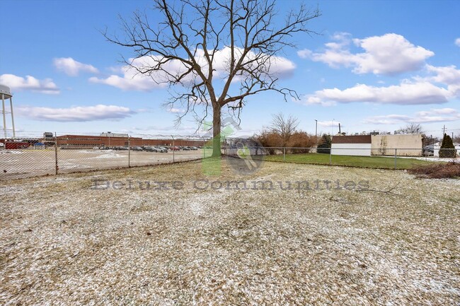 Building Photo - Spacious 4 Bedroom- With Extra room! New Remodel!