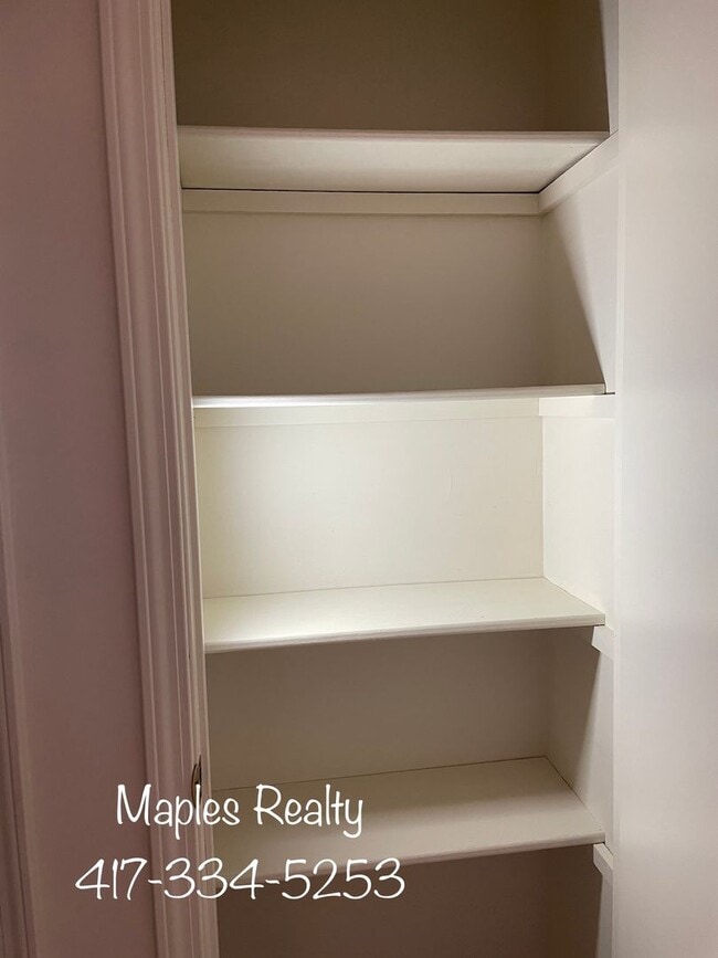 Building Photo - 2 bedroom / 1 bathroom apartment