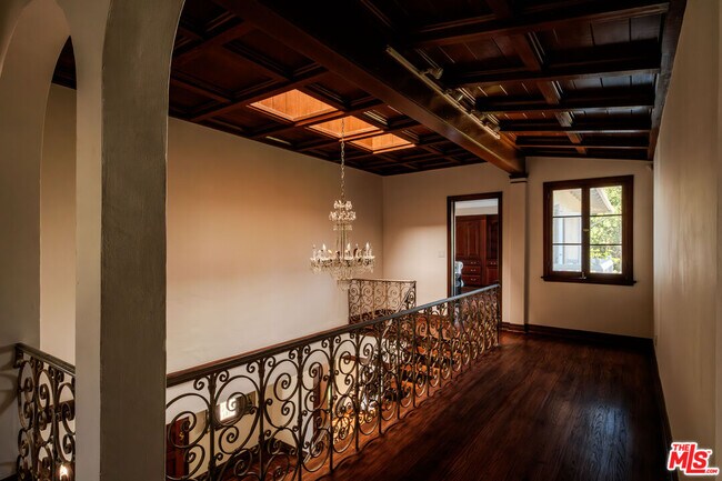 Building Photo - 1004 N Beverly Dr