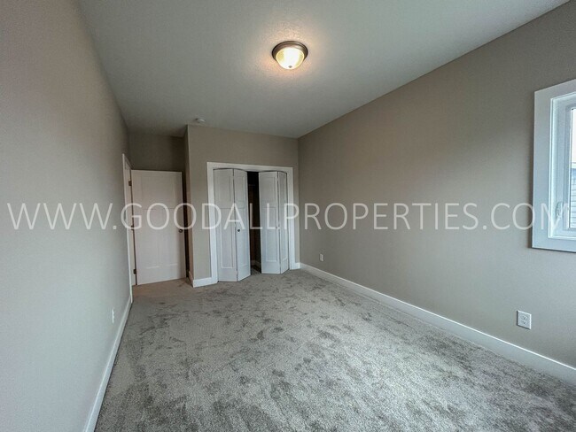 Building Photo - 4 Bedroom 2.5 Bath Townhome in Adel with attached 2-car garage.