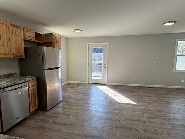 Building Photo - Private 3 bed 2bath house in North Johnson City! - Available NOW