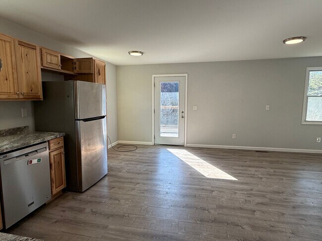 Building Photo - Private 3 bed 2bath house in North Johnson City!