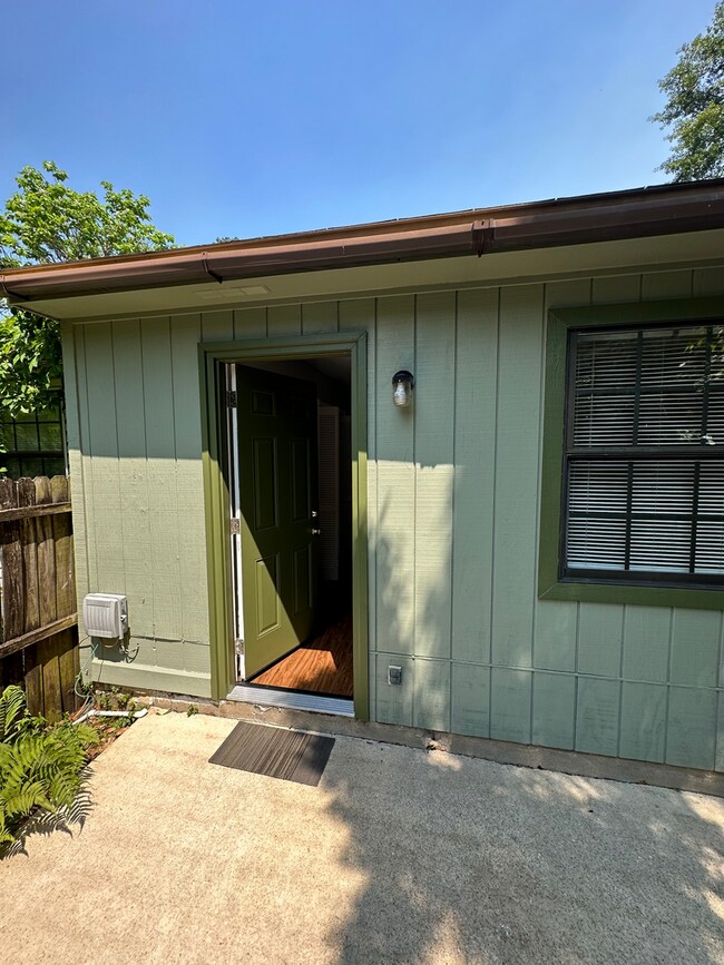 Building Photo - 218-B White Drive - One Bedroom Patio Home