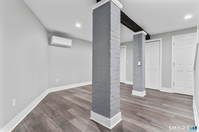 Building Photo - 548 Ferry St