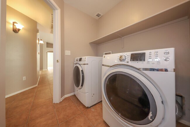 Building Photo - 8187 S Camino SERPE