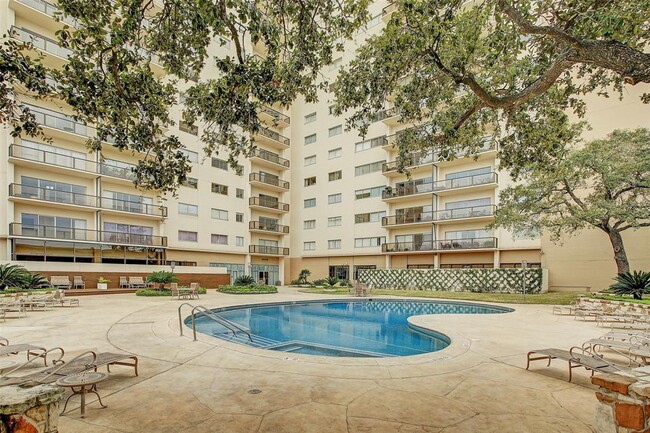 Building Photo - 2929 Buffalo Speedway