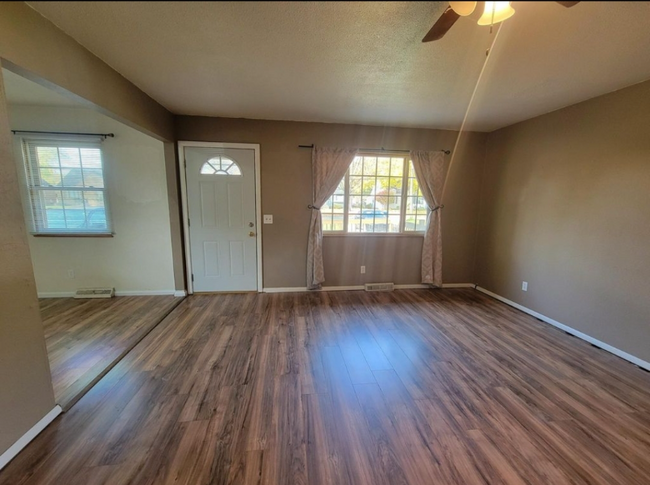 Building Photo - 953 Fries Ave