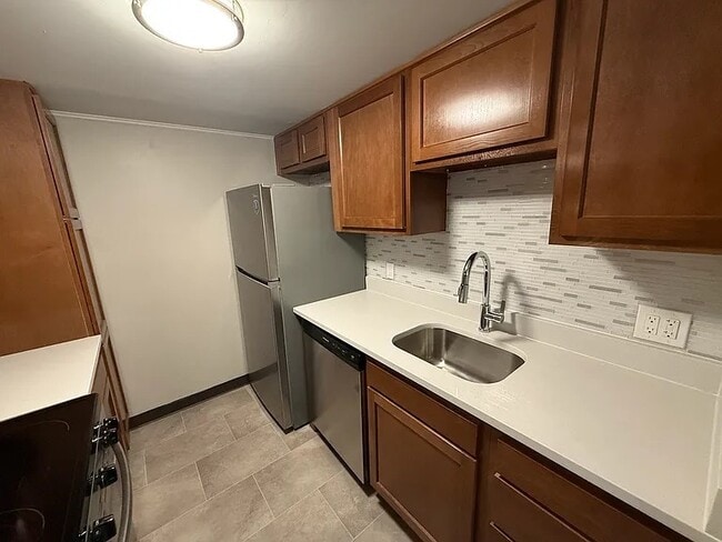 Interior Photo - CHURCHILL SQUARE -- 318