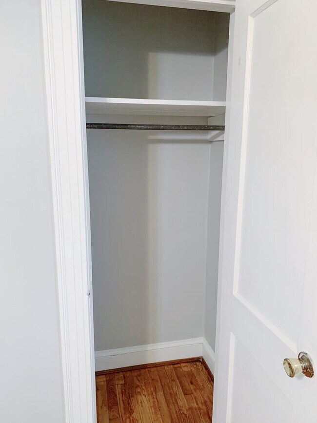 Building Photo - 3 Bedrooms 2 Full Bathrooms with fenced in...