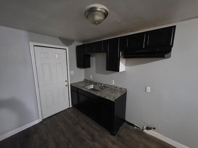 Building Photo - Nice 3 bed 1 bath