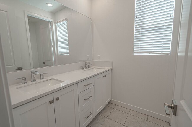 Building Photo - 3-Bedroom Home with Solar Panels & Smart Home Features in Valencia!