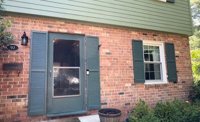 Building Photo - Close to Stonefield Shopping, UVA and walk...