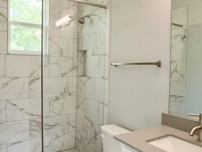 Building Photo - East Riverside near parks