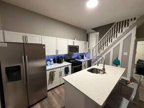 Building Photo - Luxury 3-Bedroom, 1-Bathroom House in Sout...