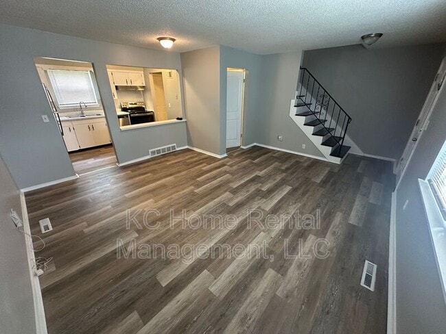 Building Photo - 222 N Oak Dr