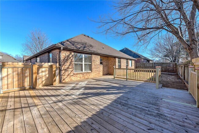 Building Photo - 103 NE Chicory Ln