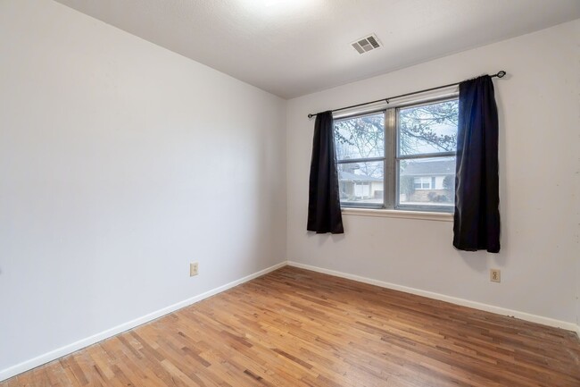 Building Photo - Pleasant Living: 3 Bed, 1 Bath Home in For...