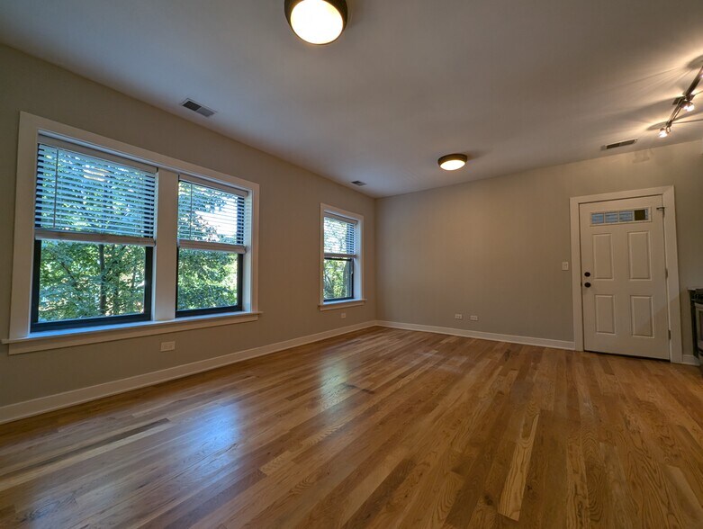 Building Photo - 2203 W Eastwood Ave